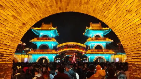 西安又现网红景点，下一个大唐不夜城，一到晚上热闹非凡！（西安网红街大唐不夜城）
